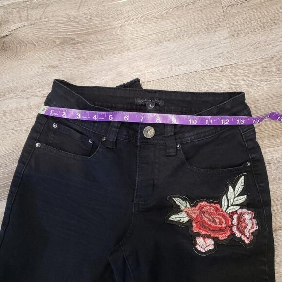 Black rose applique raw hem mid-rise tapered ankle length jeans goth emo Size 4 - Picture 5 of 9